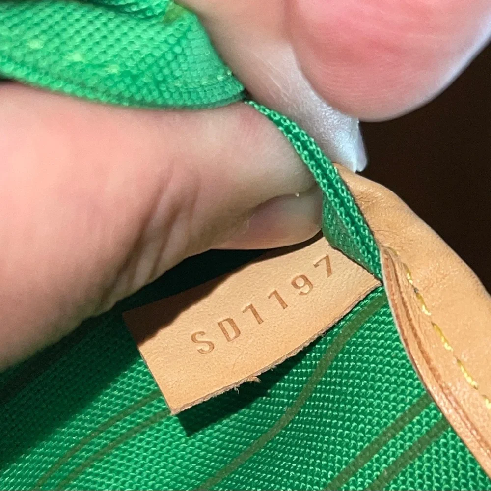 Louis Vuitton Hawaii Neverfull MM Tote w Pouch - Picture 13 of 16